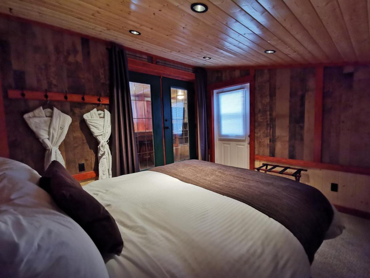 Cedar House Restaurant&Chalets Golden Extérieur photo